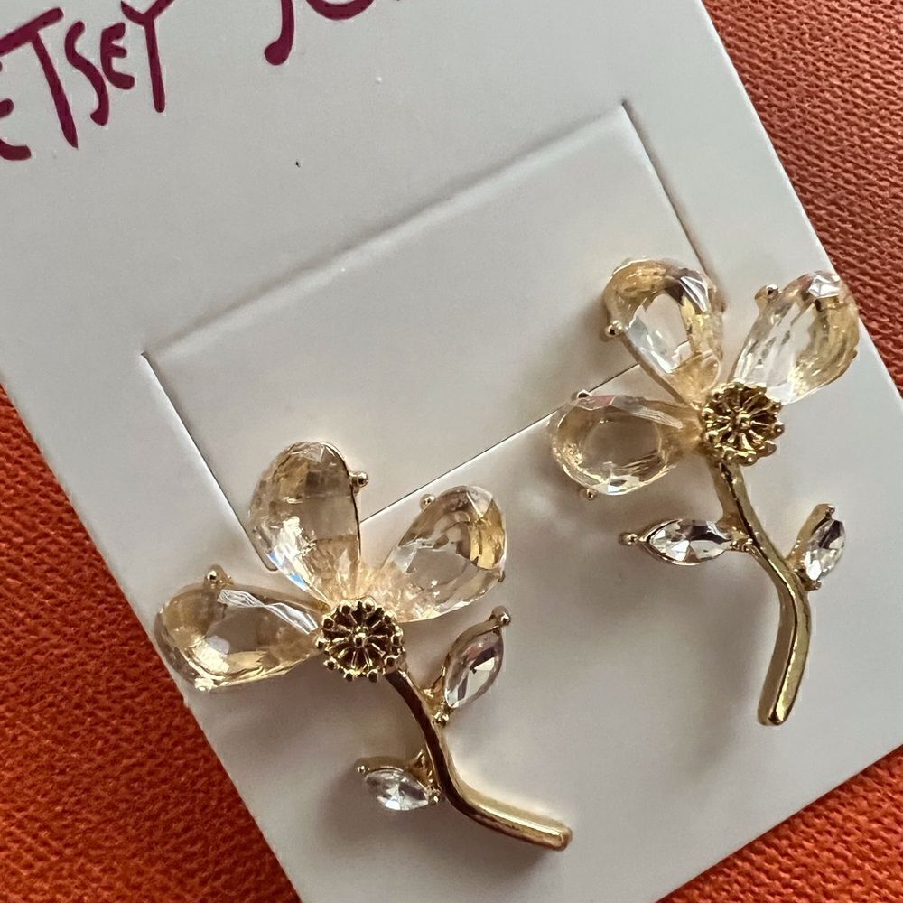 🌺 Betsey Johnson stunning crystal flower earrings 🌺